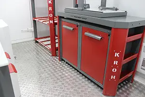 Фото металлического пола с насечкой аккумуляторной мастерской
