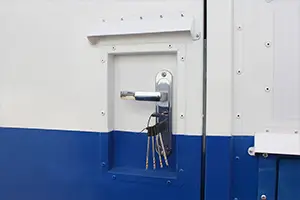Дверь с замком для запирания аккумуляторной мастерской