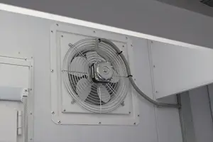 Фото вентилятора внутри контейнера аккумуляторной мастерской