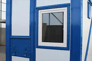 Фото пластикового окна установленного в контейнер для АКБ