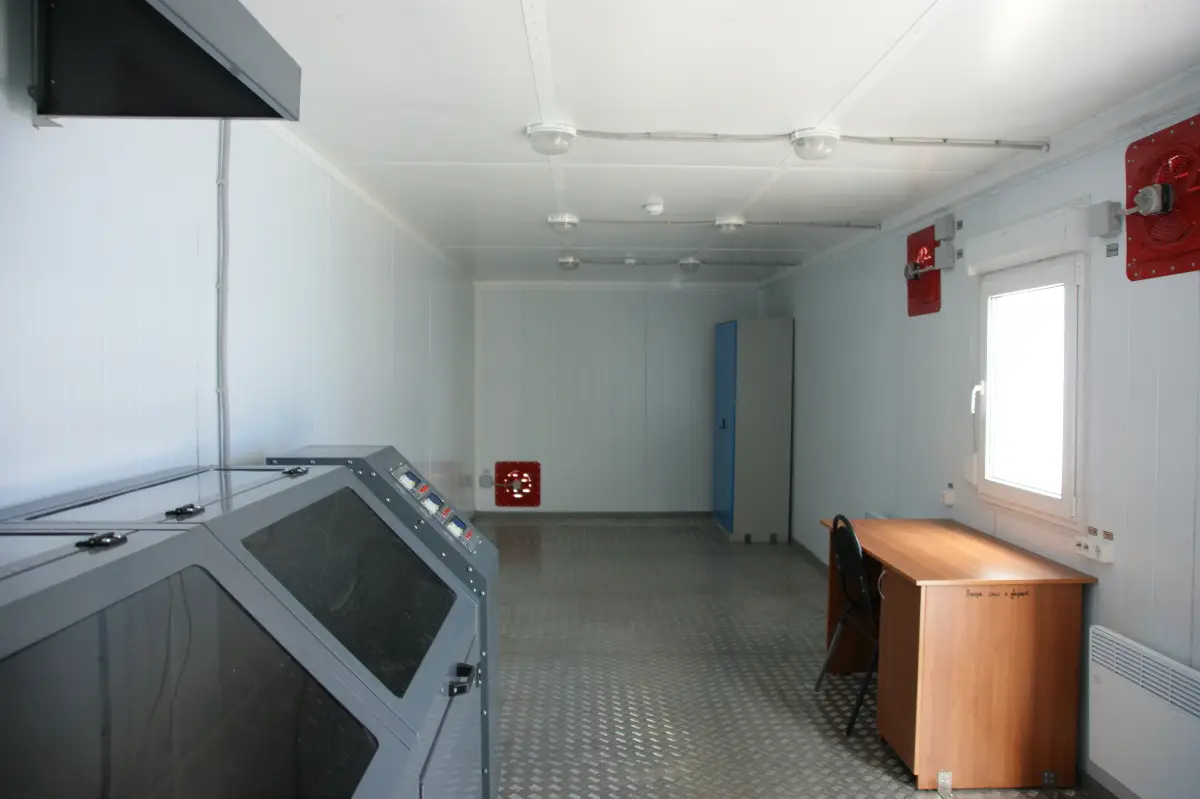 Фото внутреннего оснащения аккумуляторной мастерской в блок-контейнере № 3