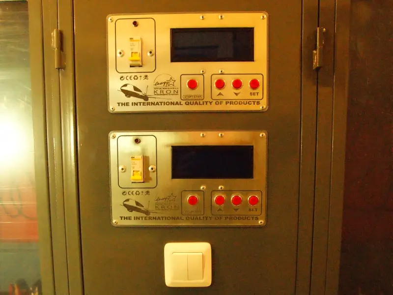 Фото панелей управления аккумуляторными шкафами 