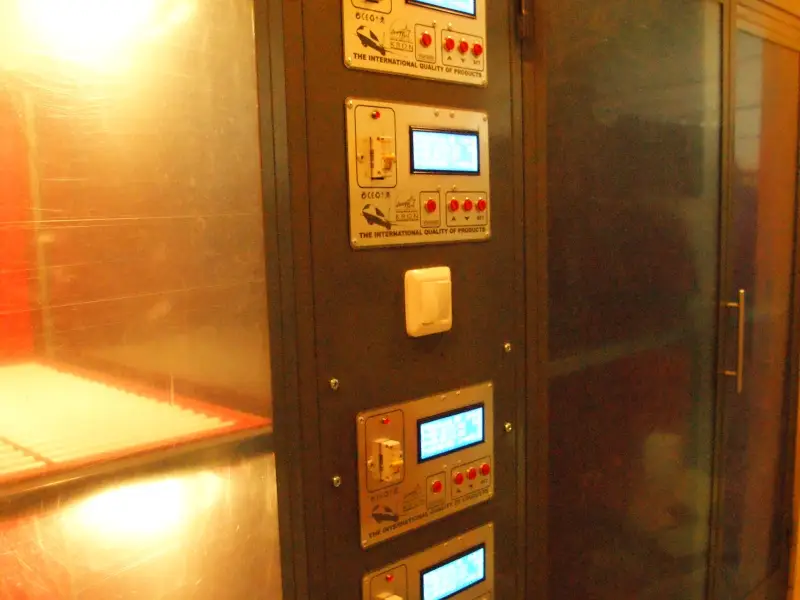 Фотография панелей управления зарядными шкафами в рабочем состоянии