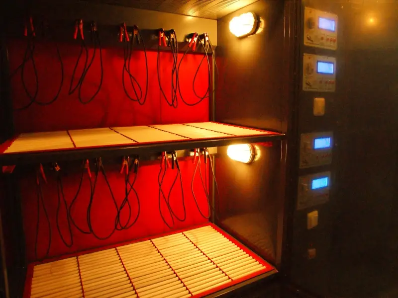 Фото открытого зарядного шкафа крупным планом