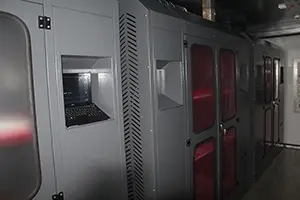 Фото многоярусных десульфатирующих шкафов для АКБ установленных внутри аккумуляторной зарядной станции блок № 3