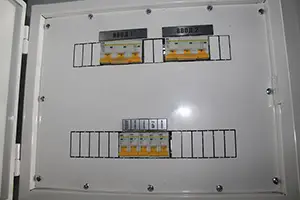 Фото открытого распределительного электрощита аккумуляторной зарядной станции
