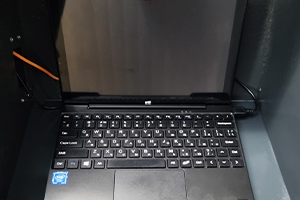 Фотография ноутбука, с помощью которого осуществляется управление шкафом для АКБ
