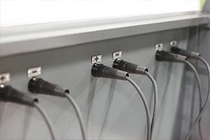 Фото подключенных проводов для заряда аккумуляторов