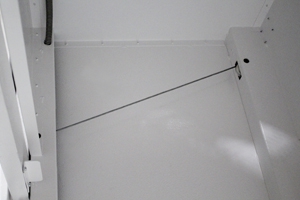 Фото троса с противовесом для подъема панорамной дверцы