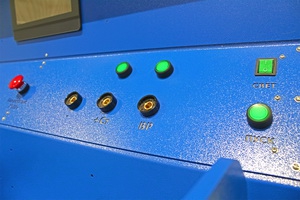 Фото панели управления стенда для проверки стартеров и генераторов Э250М-02 ССН-04-03 вид справа