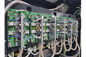Фотография разрядных модулей с жидкостным охлаждением установленных в зарядно-разрядном устройстве «Светоч»