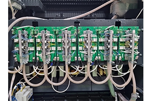 Фотография разрядных модулей с жидкостным охлаждением, установленных в зарядно-разрядном устройстве