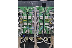 Фотография разрядного модуля с жидкостным охлаждением, установленного в зарядно-разрядном устройстве «Светоч» крупным планом
